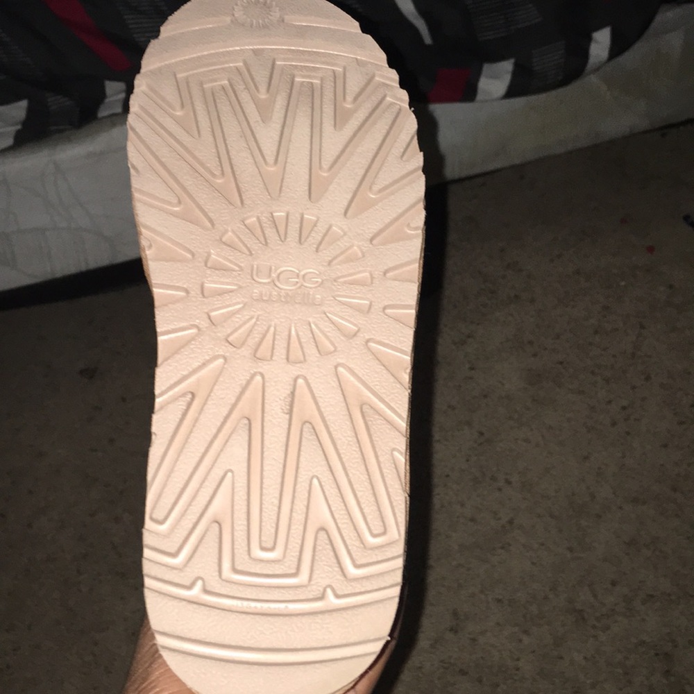 UGG - Picture 2 of 4